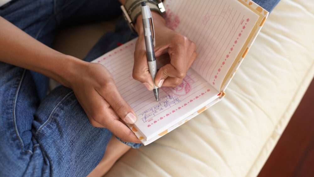 Write with Pen and Paper instead of a Keyboard for Increased Brain Connectivity